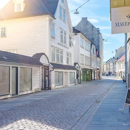 Private Twin Next To Fish Market And Bryggen برغن