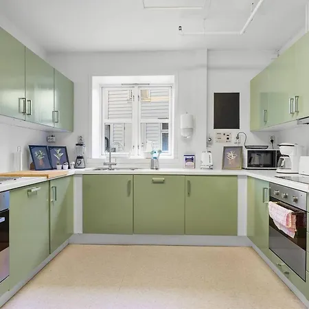 Private Twin Next To Fish Market And Bryggen * 베르겐