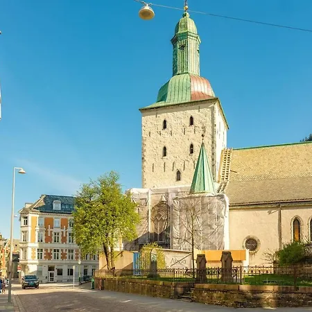 Private Twin Next To Fish Market And Bryggen 베르겐