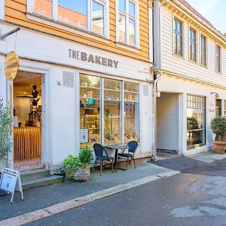 Private Twin Next To Fish Market And Bryggen * 베르겐